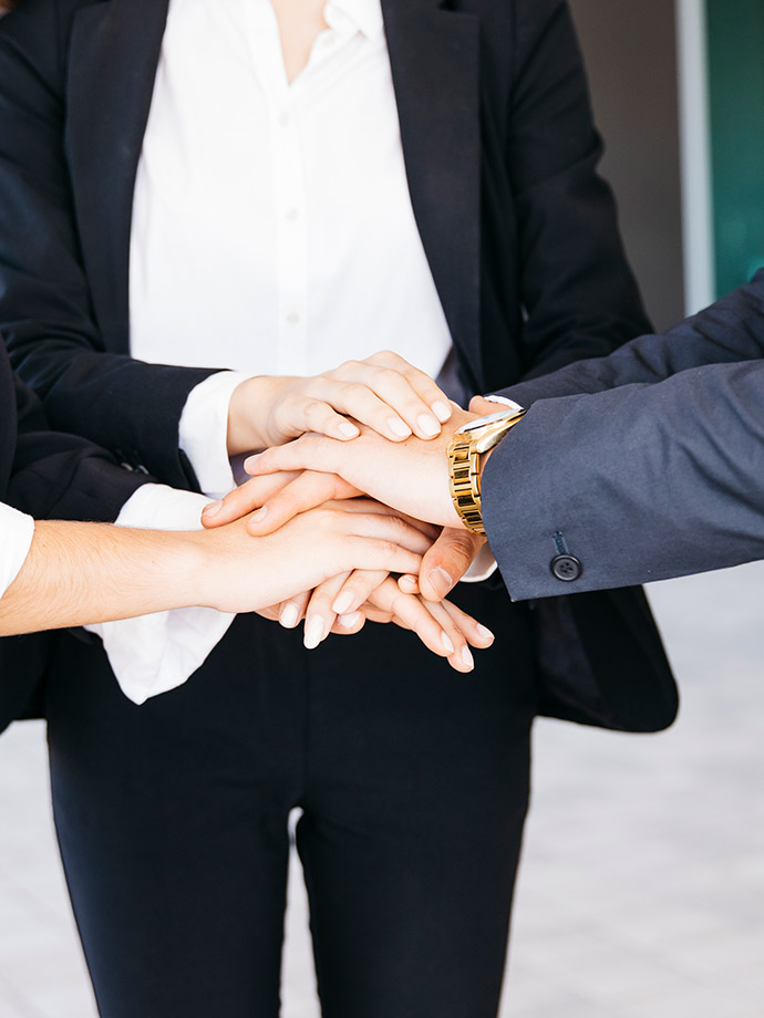 Eine Gruppe Manager feiert ihren Abschluss der D&O Versicherung