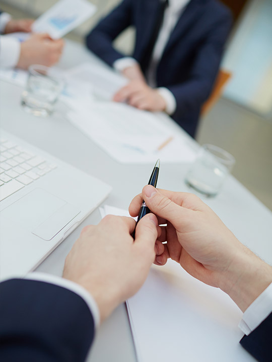 Führungskräfte besprechen Dokumente während eines Meetings