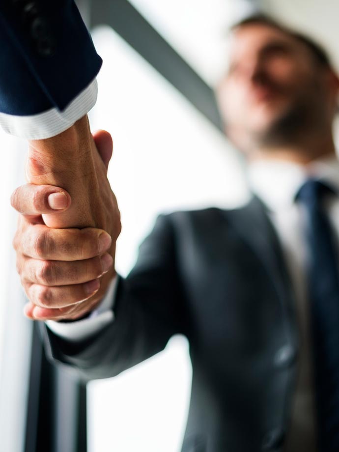 Zufriedener Manager gibt unserem Experten die Hand