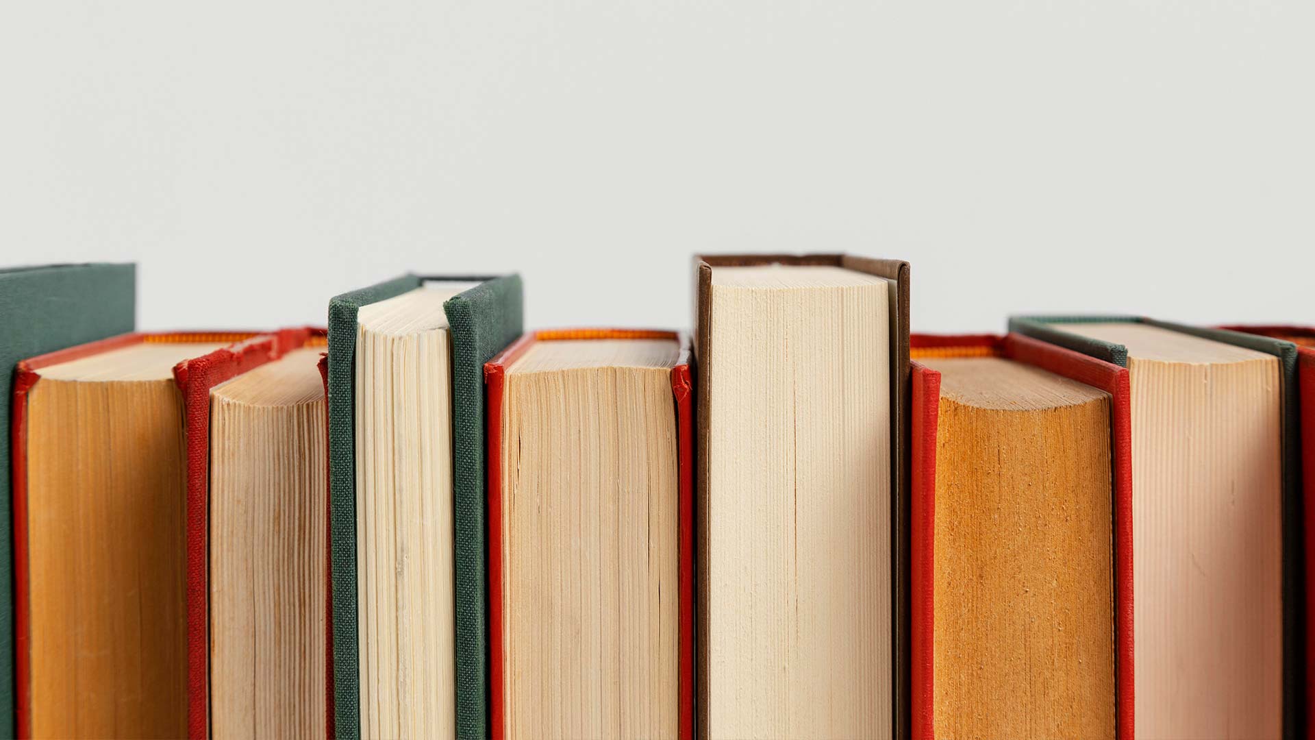 Mehrere Bücher nebeneinander aufgestellt, vermitteln Wissenswertes zu D&= Versicherung